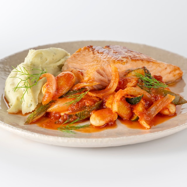 Zalm met gestoofde venkel, courgette, witte bonen, ui, tomaat en basilicum